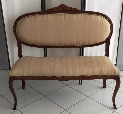 Divanetto imbottito classico